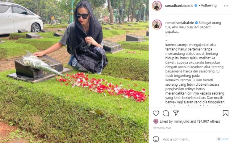 Nia Ramadhani kunjungi makam sang ayah (Instagram.com)