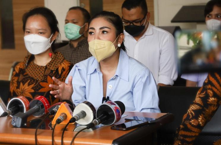 Penyanyi Nindy Ayunda saat menggelar konferensi pers terkait dugaan KDRT yang diterimanya daei sang suami, Askara Parasady Harsono di Kantor Komnas Perempuan, Jakarta Pusat, Selasa (16/2/2021). [Matamata.com/Alfian Winanto]