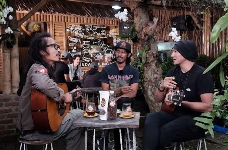 Ipang Lazuardi, Abah Kandris dan Anji. (Youtube/COKLATTV)
