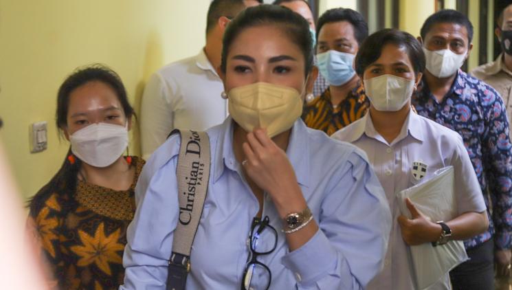 Penyanyi Nindy Ayunda saat menggelar konferensi pers terkait dugaan KDRT yang diterimanya daei sang suami, Askara Parasady Harsono di Kantor Komnas Perempuan, Jakarta Pusat, Selasa (16/2/2021). [Matamata.com/Alfian Winanto]