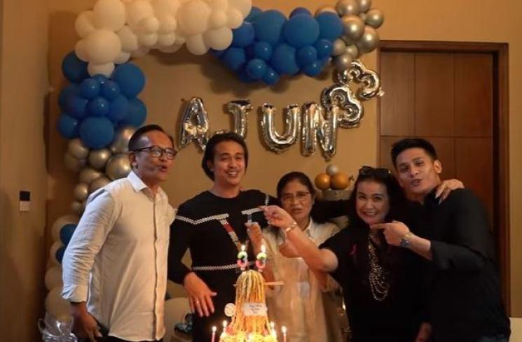 Momen ultah Ajun Perwira. (Youtube/JenJunFamily)