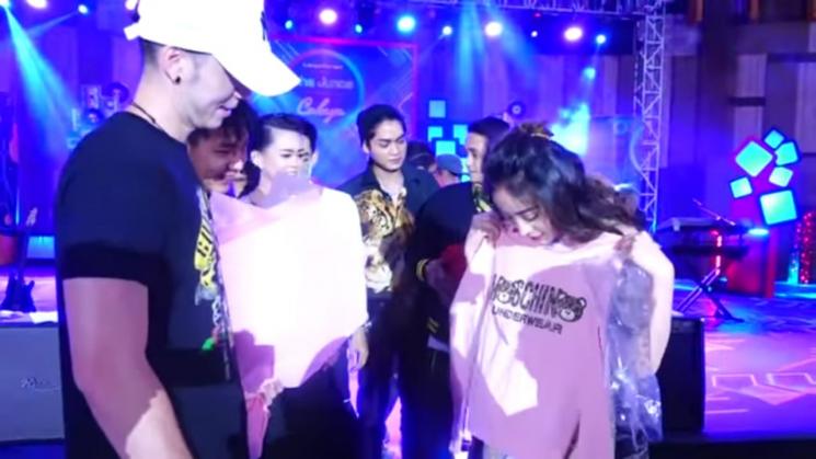 Stefan William kasih hadiah ultah ke Natasha Wilona. (Youtube/StefanCelineFamily)