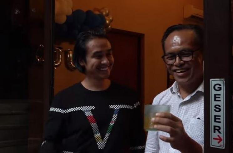 Momen ultah Ajun Perwira. (Youtube/JenJunFamily)