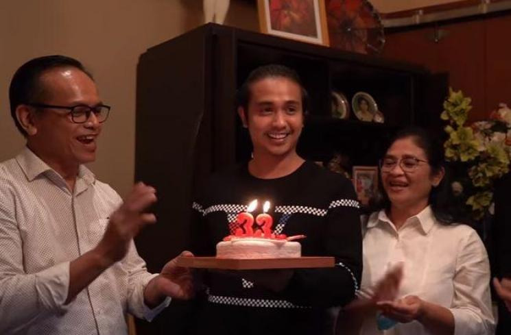 Momen ultah Ajun Perwira. (Youtube/JenJunFamily)