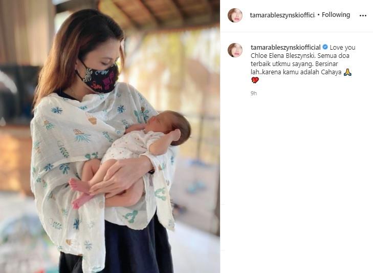 Tamara Bleszynski gendong bayi dikira anaknya. (Instagram/@tamarableszynskiofficial)