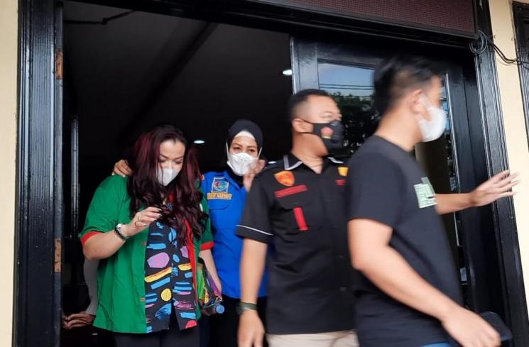 Jennifer Jill Supit usai saat keluar dari Polres Jakarta Barat untuk melakukan pemeriksaan kesehatan, Kamis (18/2/2021). (Matamata.com/Evi Ariska)