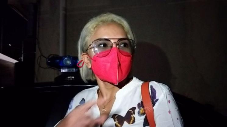 Nikita Mirzani di Polres Jakarta Barat pada Rabu (17/2/2021). (Matamata.com/Evi Ariska)