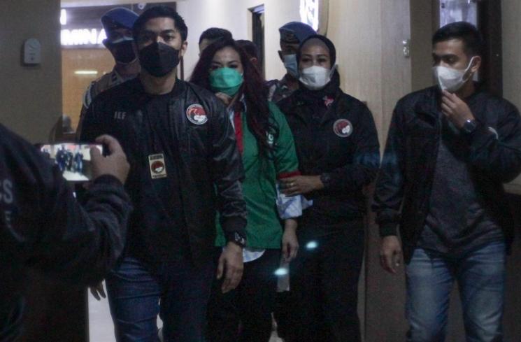 Istri dari Artis Arjun Perwira, Jennifer Jill dihadirkan sebagai tersangka saat rilis kasus narkoba yang menjeratnya di Polres Metro Jakarta Barat, Jumat (19/2/2021). [Matamata.com/Alfian Winanto]