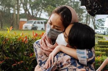 BCL Peluk Noah di Depan Makam Ashraf Sinclair: Daddy Kami Baik-Baik Saja!