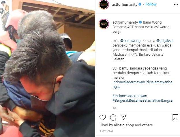 Baim Wong evakuasi korban banjir. (Instagram/@actforhumanity)