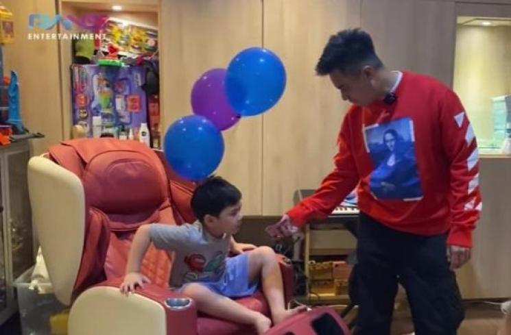 Rafathar tolak dikasih uang Baim Wong. (YouTube/RANS Entertainment)