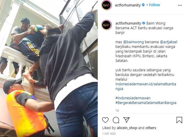 Baim Wong evakuasi korban banjir. (Instagram/@actforhumanity)