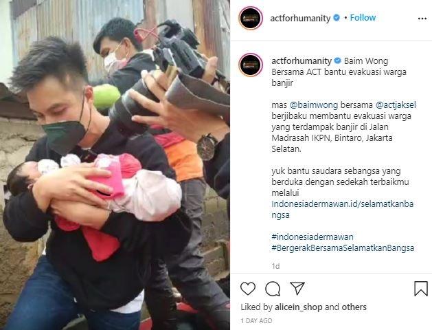Baim Wong evakuasi korban banjir. (Instagram/@actforhumanity)