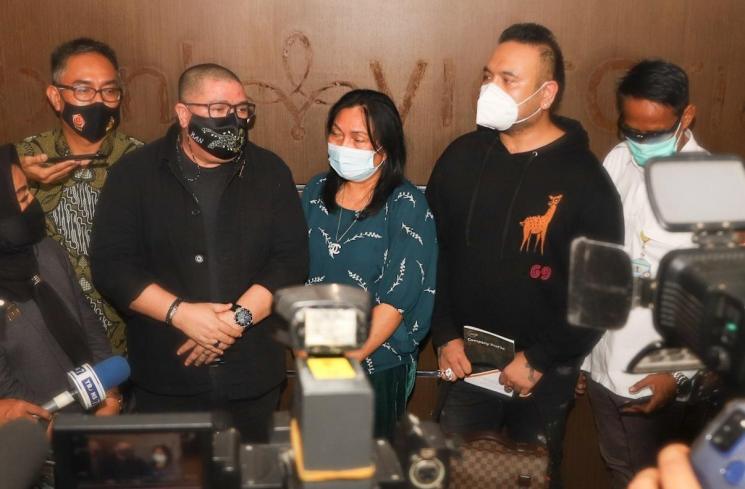 Henny Manopo, Ibu dari Aktris Amanda Manopo ketika ditemui usai menggelar konferensi pers terkait ancaman yang diterima putrinya di Kuningan, Jakarta Selatan, Senin (22/2/2021). [Matamata.com/Alfian Winanto]