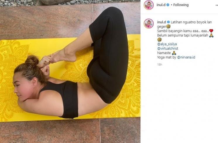 Pose yoga Inul Daratista. (Instagram/@inul.d)