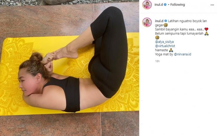 Pose yoga Inul Daratista. (Instagram/@inul.d)