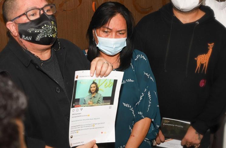 Henny Manopo, Ibu dari Aktris Amanda Manopo ketika ditemui usai menggelar konferensi pers terkait ancaman yang diterima putrinya di Kuningan, Jakarta Selatan, Senin (22/2/2021). [Matamata.com/Alfian Winanto]