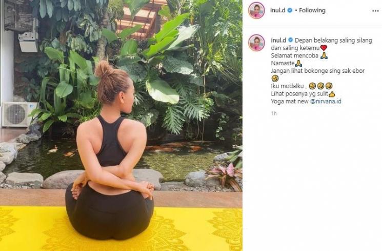 Pose yoga Inul Daratista. (Instagram/@inul.d)
