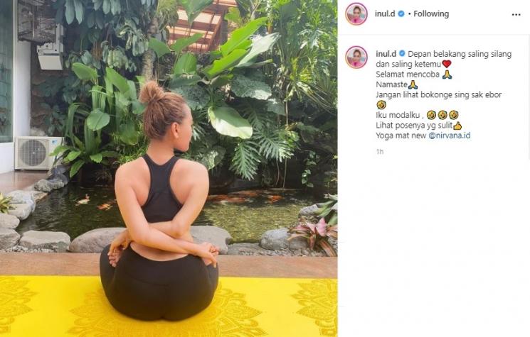 Pose yoga Inul Daratista. (Instagram/@inul.d)