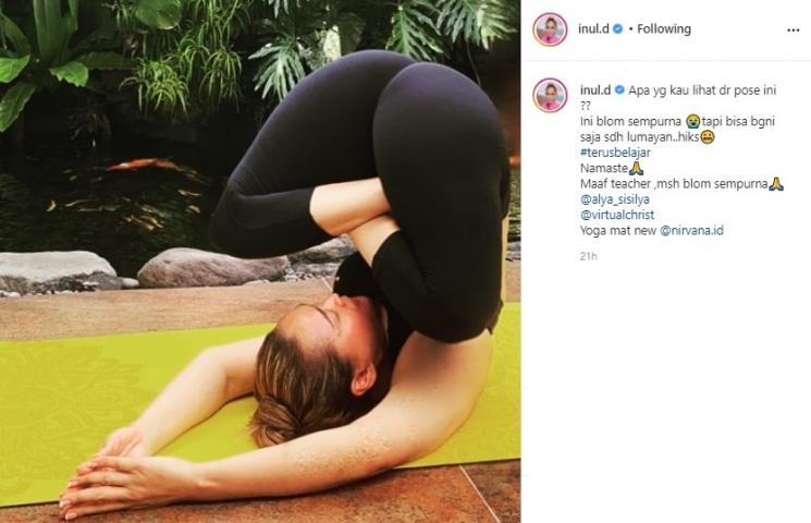 Pose yoga Inul Daratista. (Instagram/@inul.d)