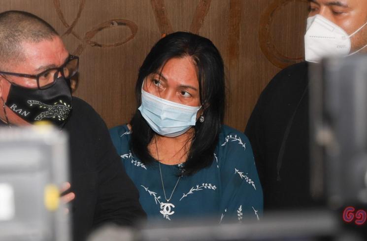 Henny Manopo, Ibu dari Aktris Amanda Manopo ketika ditemui usai menggelar konferensi pers terkait ancaman yang diterima putrinya di Kuningan, Jakarta Selatan, Senin (22/2/2021). [Matamata.com/Alfian Winanto]