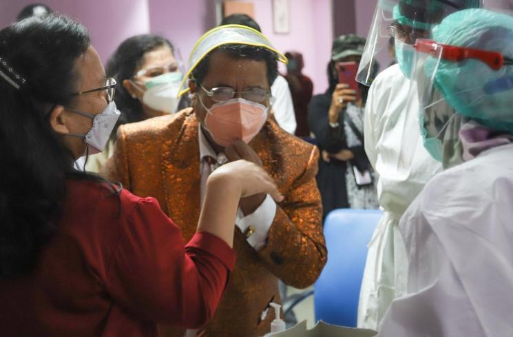 Hotman Paris dan istrinya di RSUD Koja jelang vaksinasi Covid-19 di RSUD Koja. [MataMata.com/Alfian]
