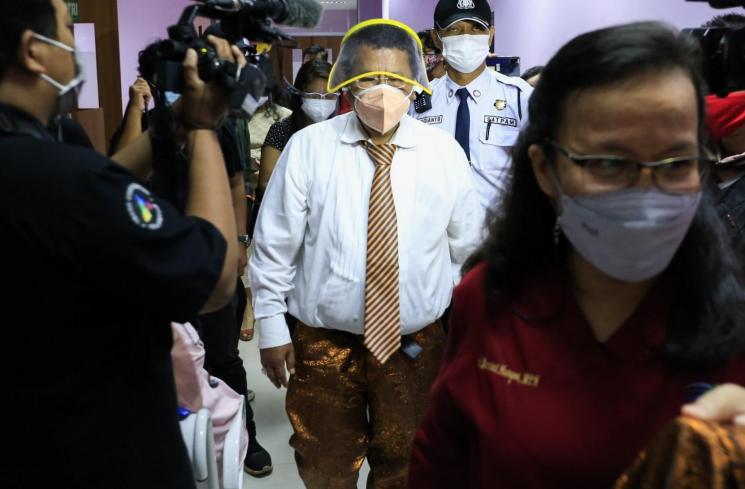 Pengacara Hotman Paris saat menjalani vaksinasi Covid-19 di RSUD Koja, Jakarta Utara, Selasa (23/2/2021). [Matamata.com/Alfian Winanto]