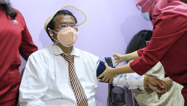 Pengacara Hotman Paris saat menjalani vaksinasi Covid-19 di RSUD Koja, Jakarta Utara, Selasa (23/2/2021). [Matamata.com/Alfian Winanto]