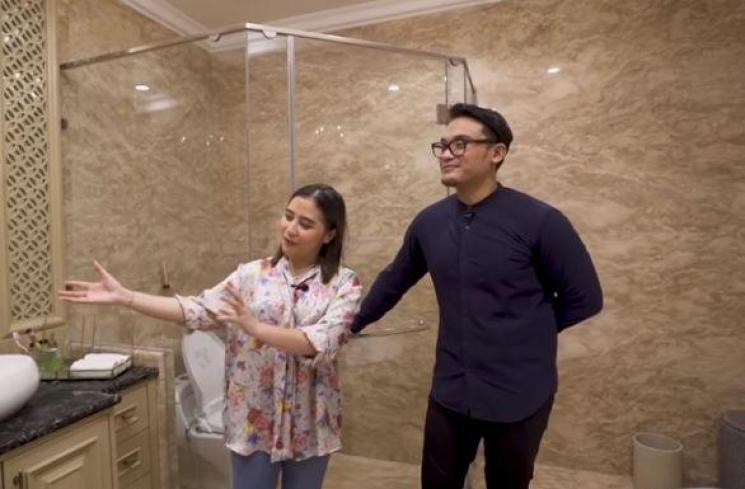 Kamar mandi Prilly Latuconsina. (Youtube/PrillyLatuconsina)