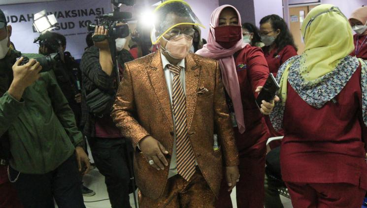 Pengacara Hotman Paris saat menjalani vaksinasi Covid-19 di RSUD Koja, Jakarta Utara, Selasa (23/2/2021). [Matamata.com/Alfian Winanto]