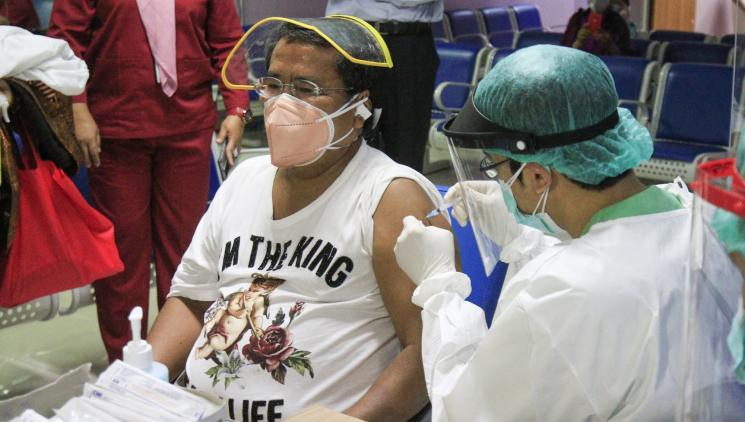 Pengacara Hotman Paris saat menjalani vaksinasi Covid-19 di RSUD Koja, Jakarta Utara, Selasa (23/2/2021). [Matamata.com/Alfian Winanto]