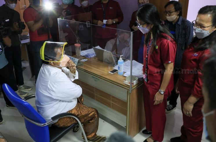 Hotman Paris tiba di RSUD Koja untuk vaksinasi Covid-19. [MataMata.com/Alfian Winanto]