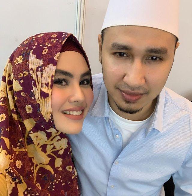 Kartika Putri dan suami, Habib Usman Bin Yahya. (Instagram/@kartikaputriworld)