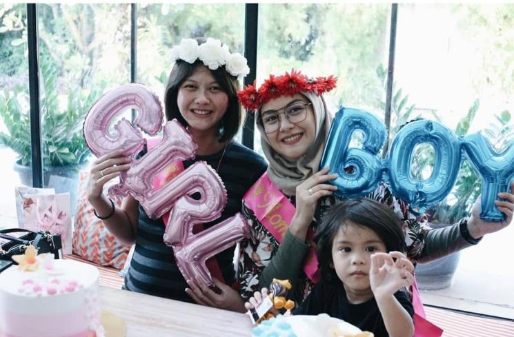 Revalina dan Regina. (Instagram/@vatemat)