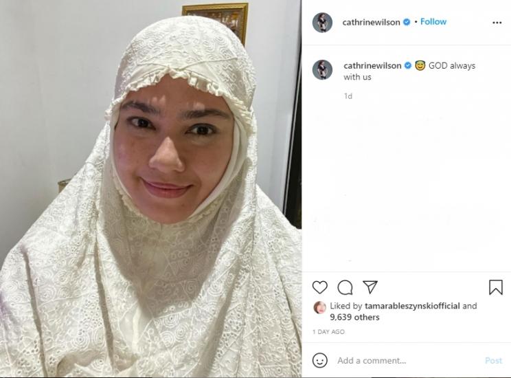 Catherine Wilson Pakai Mukena. (Instagram/cathrinewilson)