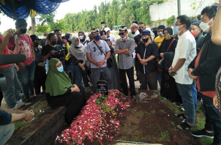 Suasana pemakaman Yanto Tampan. (Matamata.com/Rena Pangesti)