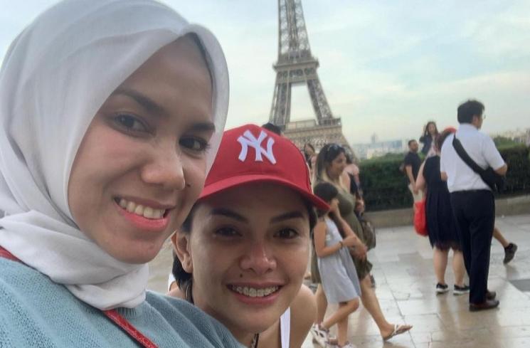Nikita Mirzani dan kakak perempuannya. (Instagram/nikitamirzanimawardi_172)