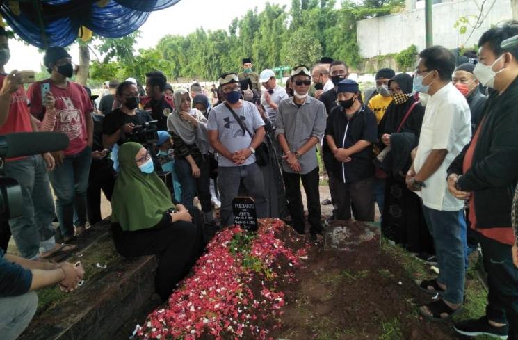 Suasana pemakaman Yanto Tampan. (Matamata.com/Rena Pangesti)