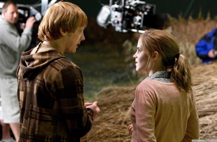 Potret Emma Watson di balik layar. (Twitter/PotterWorldUK)