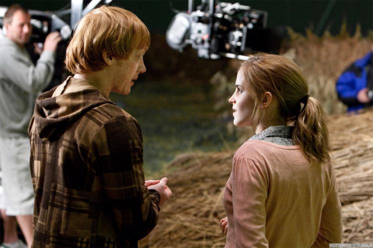 Potret Emma Watson di balik layar. (Twitter/PotterWorldUK)