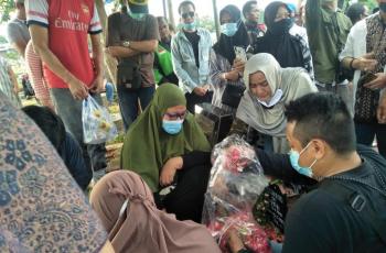 Saksikan Pemakaman Suami, Istri Yanto Tampan Tertunduk Lesu
