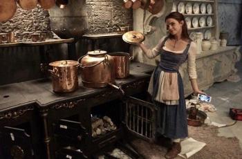 6 Potret Langka Emma Watson di Balik Layar sebelum Diisukan Pensiun Akting