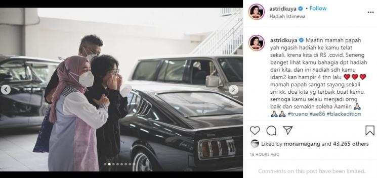 Cinta Kuya dapat kado mobil klasik. (Instagram/@astridkuya)