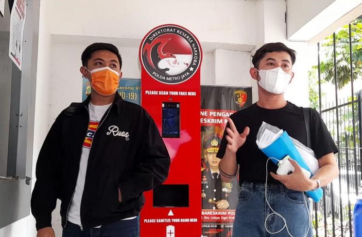Kakak kandung Millen Cyrus, Globantara Ibrahim dan Asisten Millen, Gilang. (Matamata.com/Yuliani)