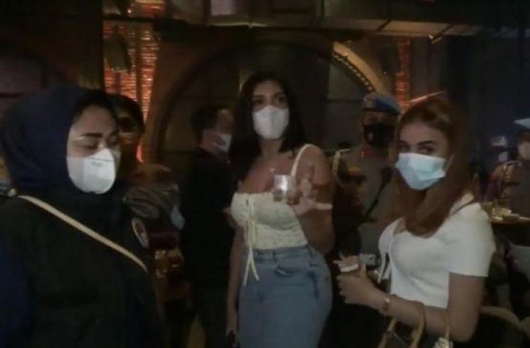 Millen Cyrus saat razia protokol kesehatan di Bar Brotherhood, Gunawarman, Jakarta Selatan. [Screenshot/Istimewa]