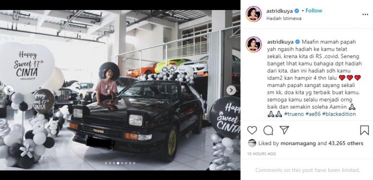 Cinta Kuya dapat kado mobil klasik. (Instagram/@astridkuya)