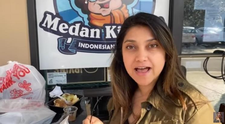 Sarah Azhari belanja makanan Indonesia. (YouTube/Sarah Azhari)