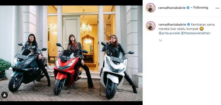 Nia Ramadhani bersama dua asprinya. (Instagram/@ramadhaniabakrie)
