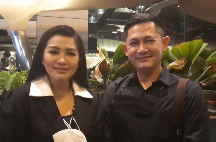 Fitri Carlina dan suami, Hendra Sumendap [Evi Ariska/MataMata.com]