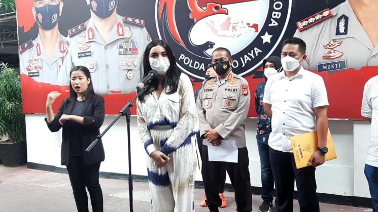 Millen Cyrus di Ditresnarkoba Polda Metro Jaya (MataMata.com/Yuliani)